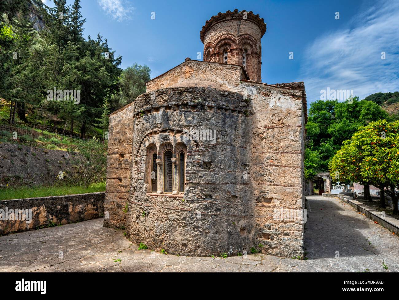 Église d'Agios Nikolaos, 13ème siècle, style byzantin, tétraconque, oranger, près du village de Kyriakoselia, montagnes Lefka Ori, Crète occidentale, Grèce Banque D'Images