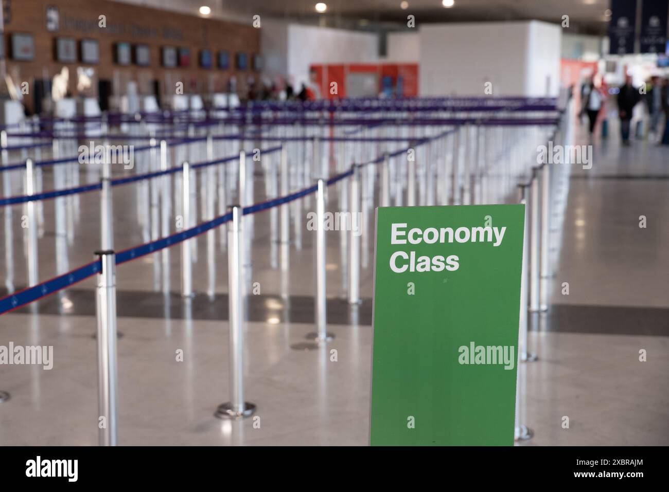 File d'attente vide aux comptoirs d'enregistrement des bagages en classe économique, à l'aeroport Roissy Charles de Gaulle. France, novembre 2022 -- Banque D'Images