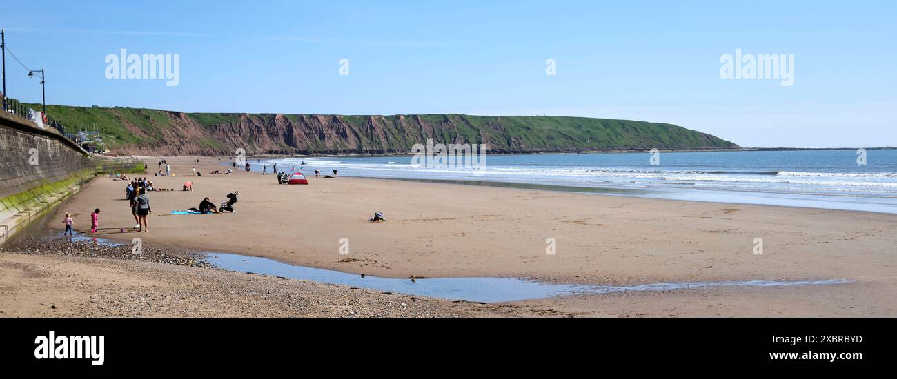 Kayakistes sur la plage nord au large du Cobble Landing à Filey, North Yorkshire East Coast, nord de l'Angleterre, Royaume-Uni Banque D'Images