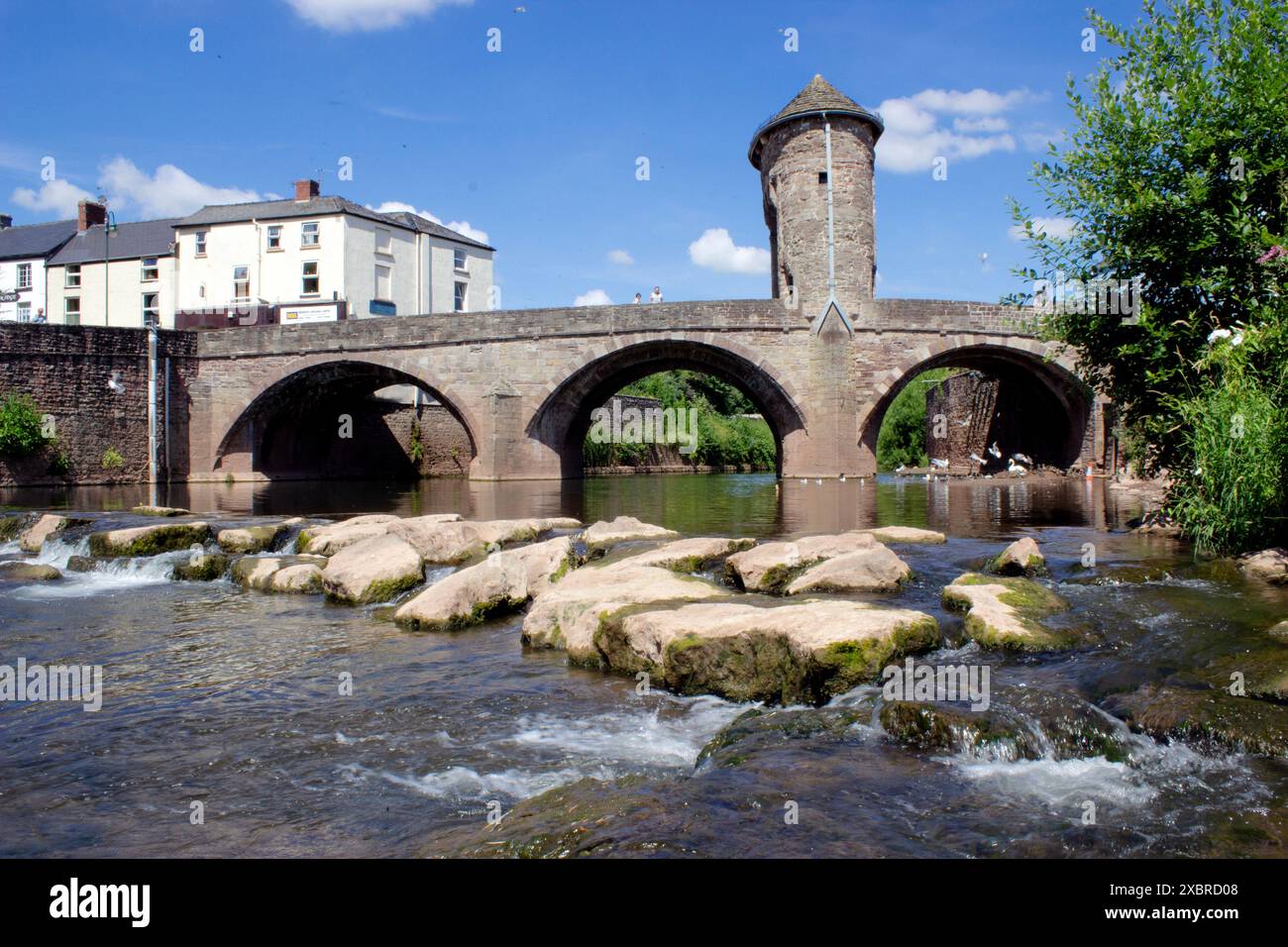 Monnow Bridge and Gateway à Monmouth est le seul pont fluvial fortifié restant en Grande-Bretagne, un bâtiment classé Grade I et monument classé. Banque D'Images