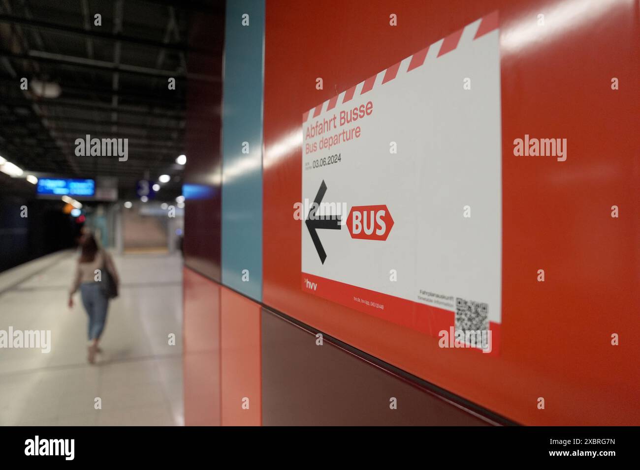 05 juin 2024, Hambourg : un panneau indique le chemin vers le service de bus de remplacement à la gare Harburg Rathaus dans le quartier de Harburg. Le 3 juin, les travaux de construction de la nouvelle gare routière à Harburg ont commencé. Les lignes de bus seront déviées via la station de S-Bahn Harburg Rathaus. Cet arrêt sera également le point de transfert entre le S-Bahn et le bus pour presque toutes les lignes pendant deux ans. La nouvelle gare routière devrait entrer en service au début de l'été 2026. Photo : Marcus Brandt/dpa Banque D'Images