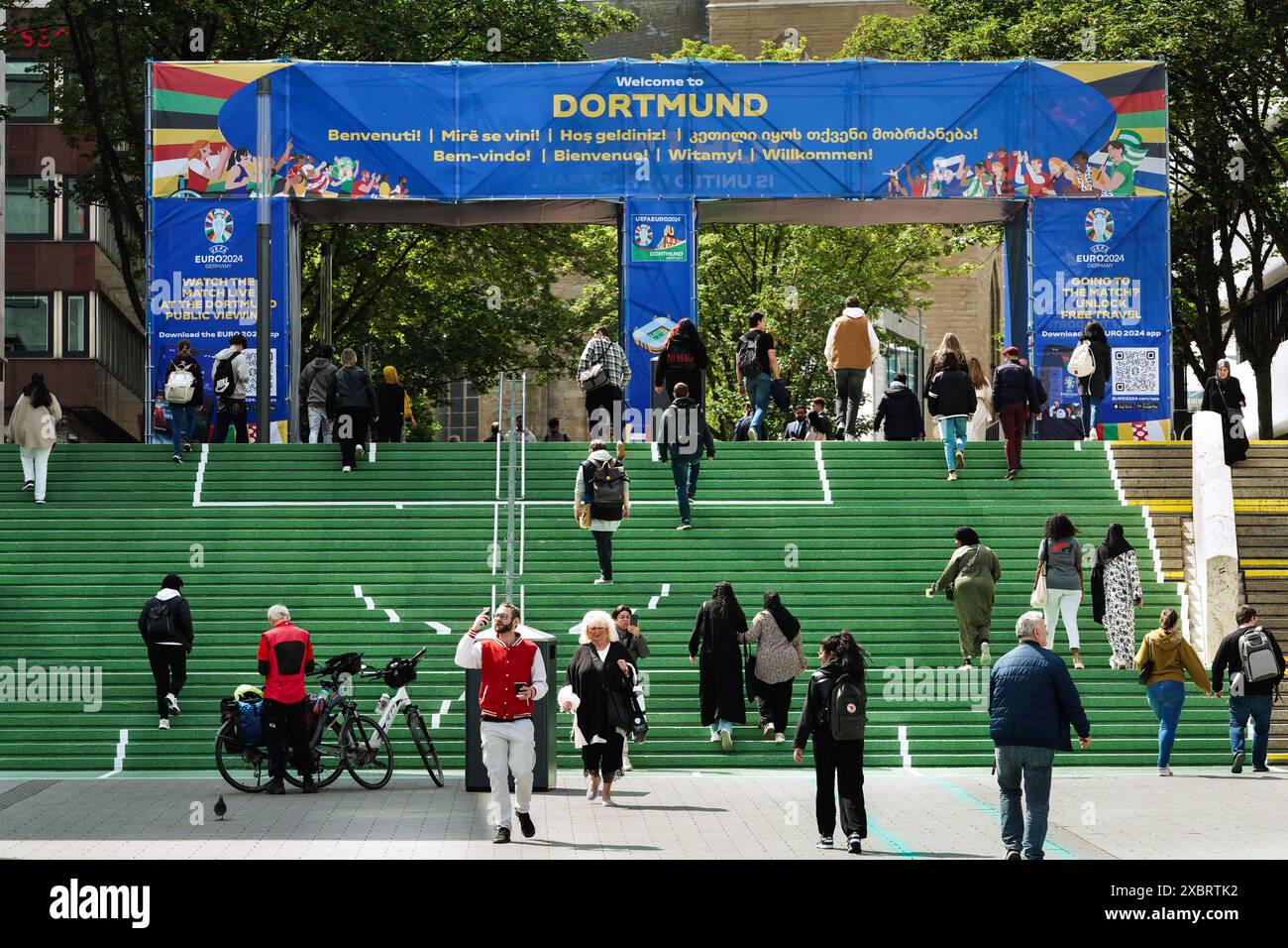Une porte bleue située en face de la gare centrale de Dortmund accueille les visiteurs du Championnat d'Europe de football EURO2024. Les fans sont conduits au stade sur un tapis vert. ---- Ein blaues Tor gegenüber dem Dortmunder Hauptbahnhof empfängt die Besucher zur Fußball-Europameisterschaft EURO2024. Auf einem grünen Teppich werden die fans bis zum Stadion geleitet. Banque D'Images