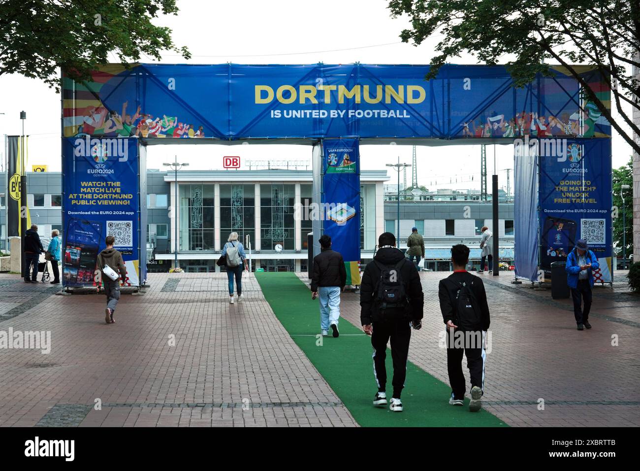 Une porte bleue située en face de la gare centrale de Dortmund accueille les visiteurs du Championnat d'Europe de football EURO2024. Les fans sont conduits au stade sur un tapis vert. ---- Ein blaues Tor gegenüber dem Dortmunder Hauptbahnhof empfängt die Besucher zur Fußball-Europameisterschaft EURO2024. Auf einem grünen Teppich werden die fans bis zum Stadion geleitet. Banque D'Images