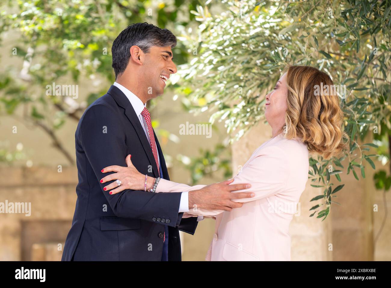 Bari, Italie. 13 juin 2024. Le premier ministre italien Giorgia Meloni se tient aux côtés de Rishi Sunak, premier ministre du Royaume-Uni, au sommet du G7. Les chefs d'État et de gouvernement des sept pays industrialisés - les États-Unis, le Canada, le Royaume-Uni, la France, l'Italie, Allemagne et Japon - se réunissent à Borgo Egnazia près de Bari pour leur sommet annuel du G7, organisé par l'Italie. Crédit : Michael Kappeler/dpa/Alamy Live News Banque D'Images