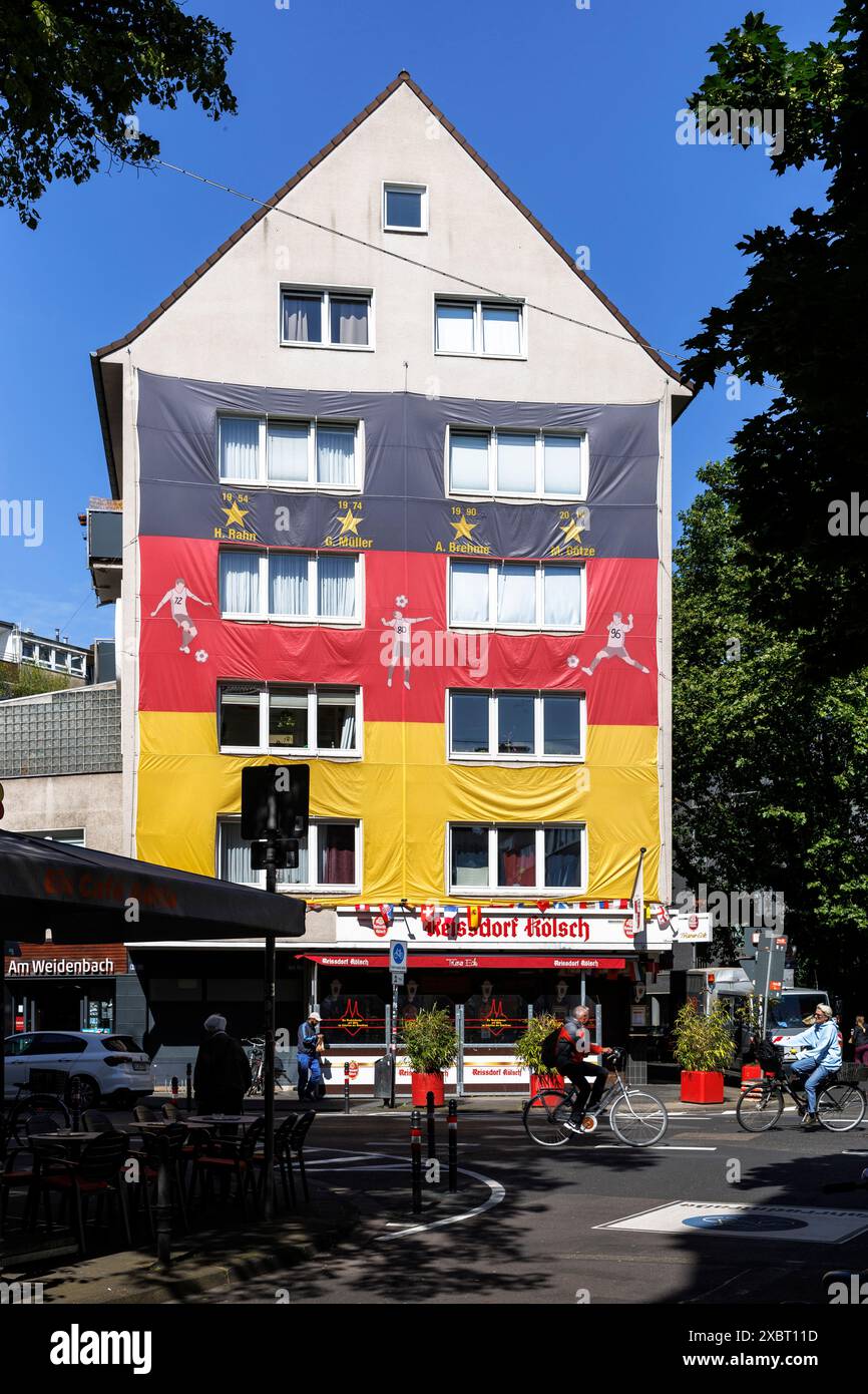 Avec une énorme maison couverte de drapeau allemand à l'occasion du Championnat d'Europe de football de l'UEFA 2024, Trierer Street, Cologne, Allemagne. mit Grower D. Banque D'Images