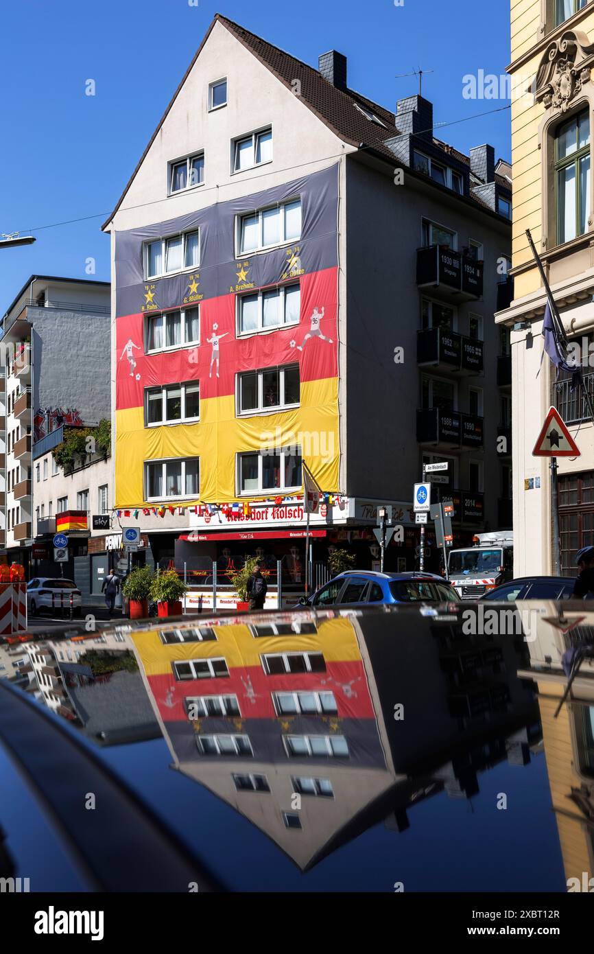 Avec une énorme maison couverte de drapeau allemand à l'occasion du Championnat d'Europe de football de l'UEFA 2024, Trierer Street, Cologne, Allemagne. mit Grower D. Banque D'Images