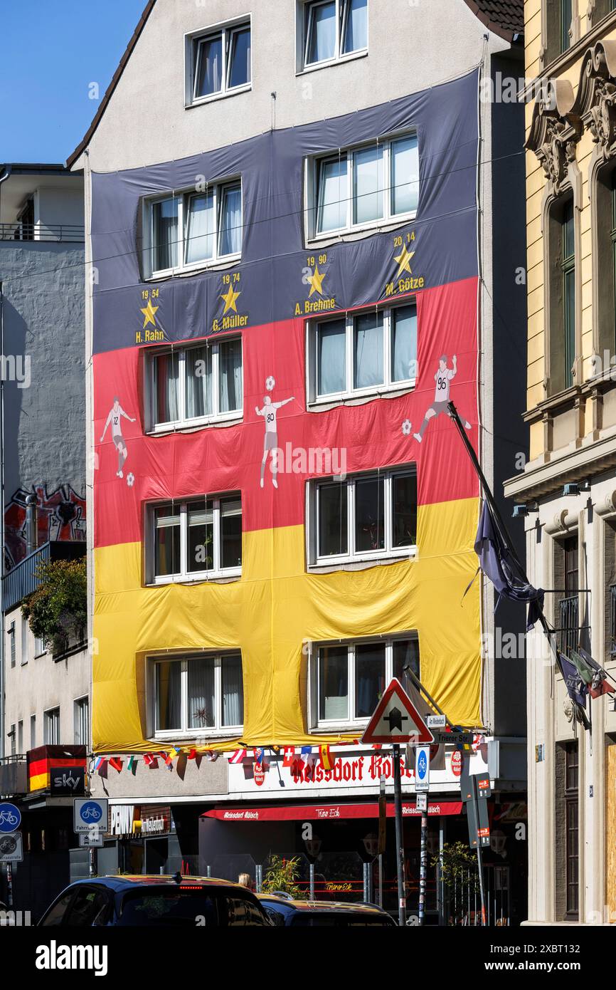 Avec une énorme maison couverte de drapeau allemand à l'occasion du Championnat d'Europe de football de l'UEFA 2024, Trierer Street, Cologne, Allemagne. mit Grower D. Banque D'Images