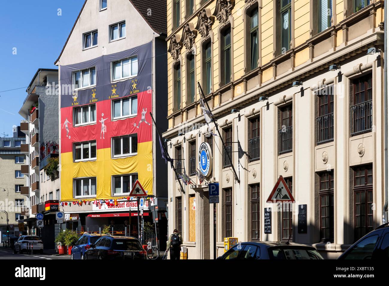Avec une énorme maison couverte de drapeau allemand à l'occasion du Championnat d'Europe de football de l'UEFA 2024, Trierer Street, Cologne, Allemagne. mit Grower D. Banque D'Images