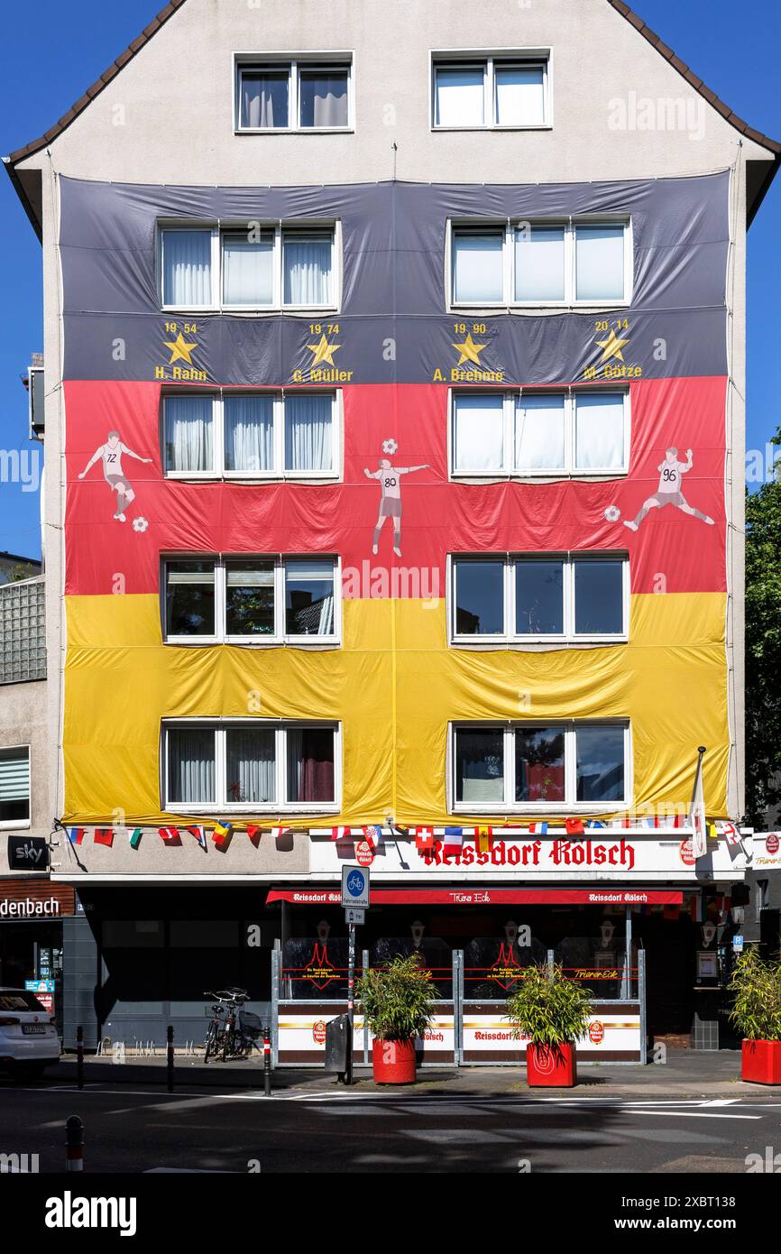 Avec une énorme maison couverte de drapeau allemand à l'occasion du Championnat d'Europe de football de l'UEFA 2024, Trierer Street, Cologne, Allemagne. mit Grower D. Banque D'Images