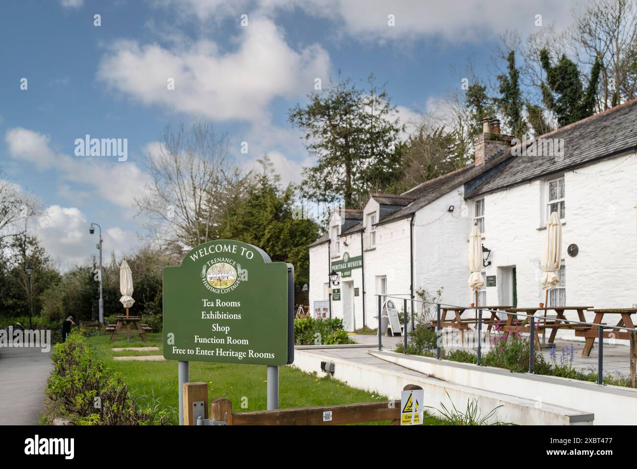 Un panneau annonçant l'entrée de Trenance Heritage Cottages dans les jardins de Trenance primés historiques à Newquay en Cornouailles au Royaume-Uni. Banque D'Images Un panneau annonçant l'entrée de Trenance Heritage Cottages dans les jardins de Trenance primés historiques à Newquay en Cornouailles au Royaume-Uni. Banque D'Images