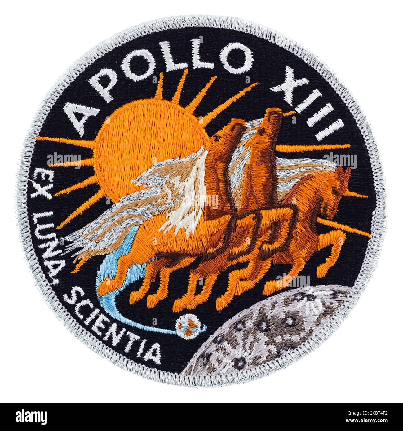 Apollo 13 Mission d'atterrissage lunaire brodée 1969 insigne montrant Apollon, le Dieu soleil de la mythologie grecque, et la phrase latine "ex Luna, Scientia" qui signifie "de la Lune, connaissance" et a été formé par : James A. Lovell, Thomas K. Mattingly et Fred W. Haise. Banque D'Images