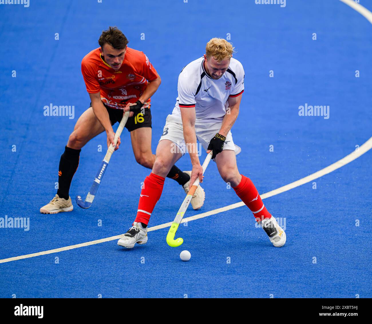 LONDRES, ROYAUME-UNI. 12, 24 juin. MORTON Lee de Grande-Bretagne (à droite) et HOWARD Tim d'Australie (à gauche) en action lors de la FIH Hockey Pro League - Grande-Bretagne v Australie au Lea Valley Hockey and Tennis Centre le mercredi 12 juin 2024 à LONDRES, ANGLETERRE. Crédit : Taka G Wu/Alamy Live News Banque D'Images