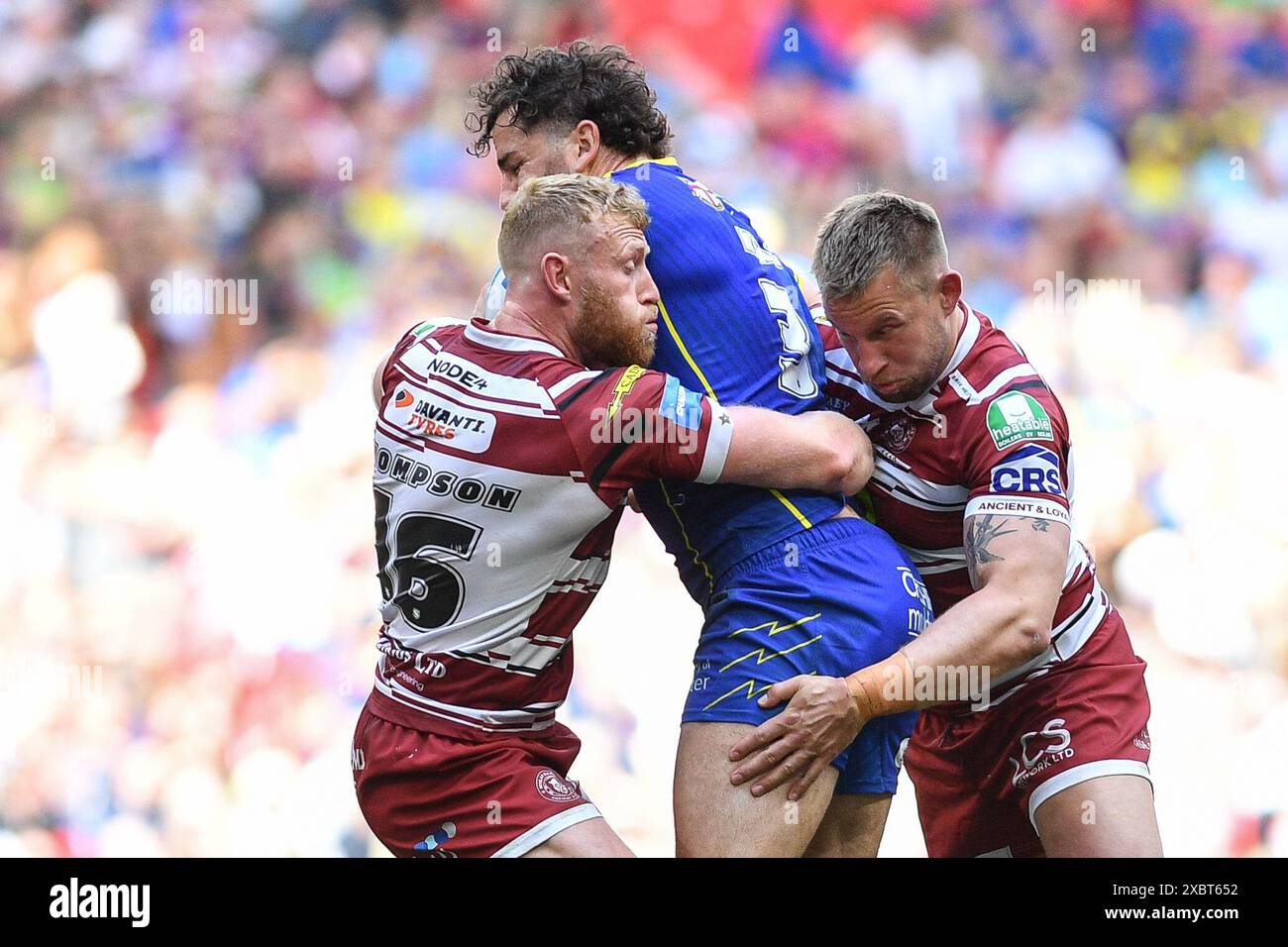 Londres, Angleterre - 8 juin 2024 - Luke Thompson et Mike Cooper de Wigan Warriors s'attaquent à Tob King de Warrington. Finale de la Coupe Betfred Challenge de Rugby League, Warrington Wolves vs Wigan Warriors au stade de Wembley, Londres, Royaume-Uni Dean Williams Banque D'Images