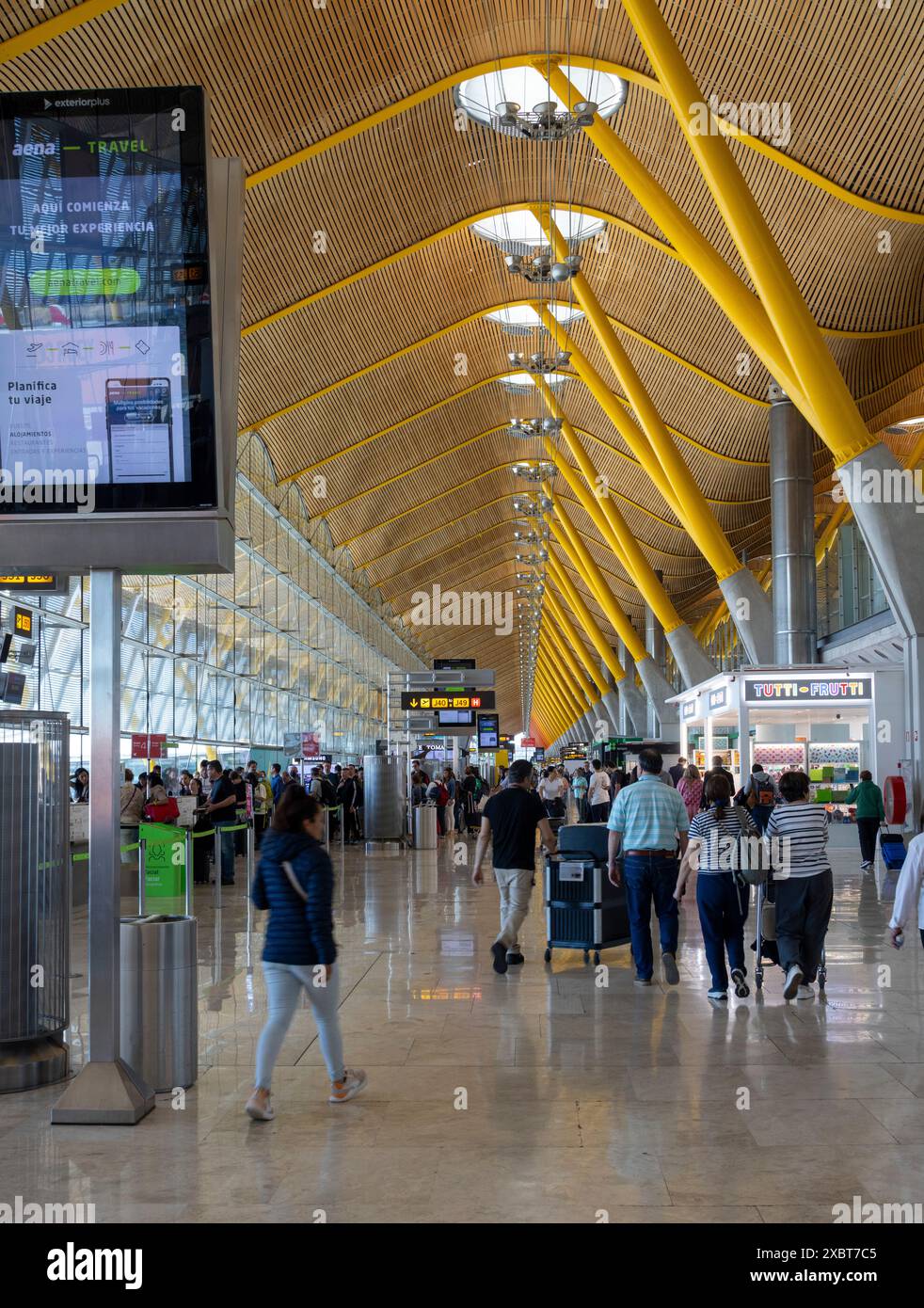 Portes d'embarquement, terminal 4 de l'aéroport Madrid-Barajas, Espagne, construit de 1998 à 2006 par Richard Rogers et Lamela architectes Banque D'Images