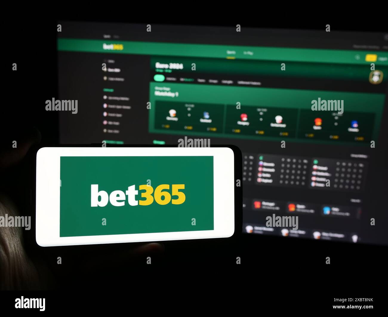 Personne tenant un smartphone avec le logo de la société britannique de Paris sportifs Bet365 en face du site Web. Concentrez-vous sur l'affichage du téléphone. Banque D'Images