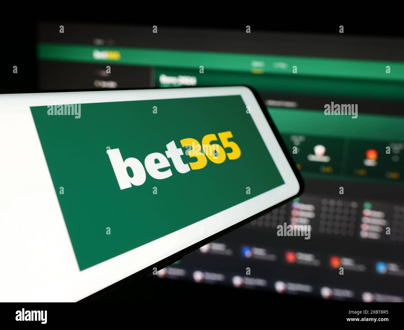 Smartphone avec logo de la société britannique de Paris sportifs Bet365 en face du site Web de l'entreprise. Mettez l'accent sur le centre-gauche de l'écran du téléphone. Banque D'Images