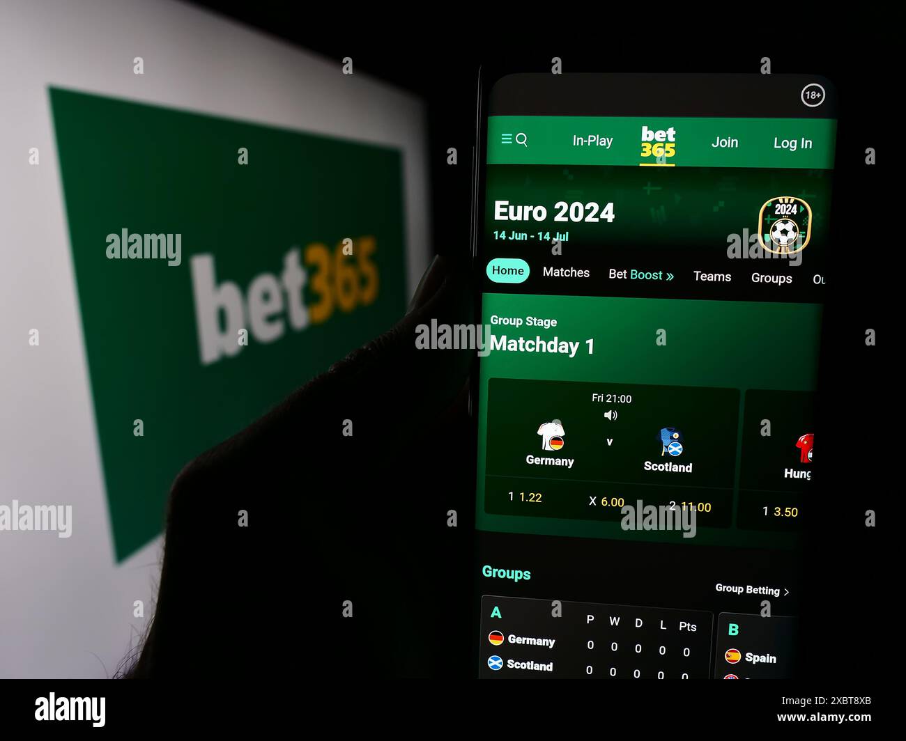 Personne tenant le téléphone portable avec la page Web de la société britannique de Paris sportifs Bet365 devant le logo de l'entreprise. Concentrez-vous sur le centre de l'écran du téléphone. Banque D'Images