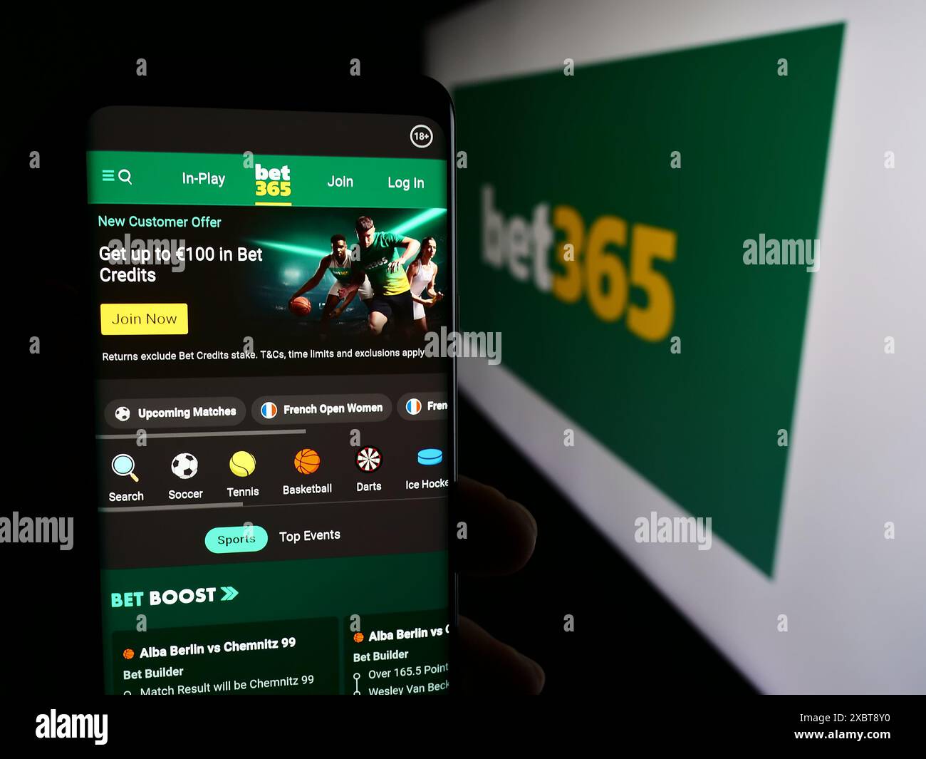 Personne tenant smartphone avec la page Web de la société britannique de Paris sportifs Bet365 devant le logo de l'entreprise. Concentrez-vous sur le centre de l'écran du téléphone. Banque D'Images