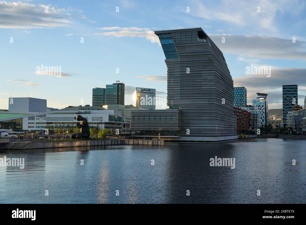 Musée Munch dans le quartier de Bjørvika sur le port, près de l'Opéra d'Oslo, un bâtiment de 13 étages avec une façade vitrée penchée sur la baie d'Oslo. Banque D'Images