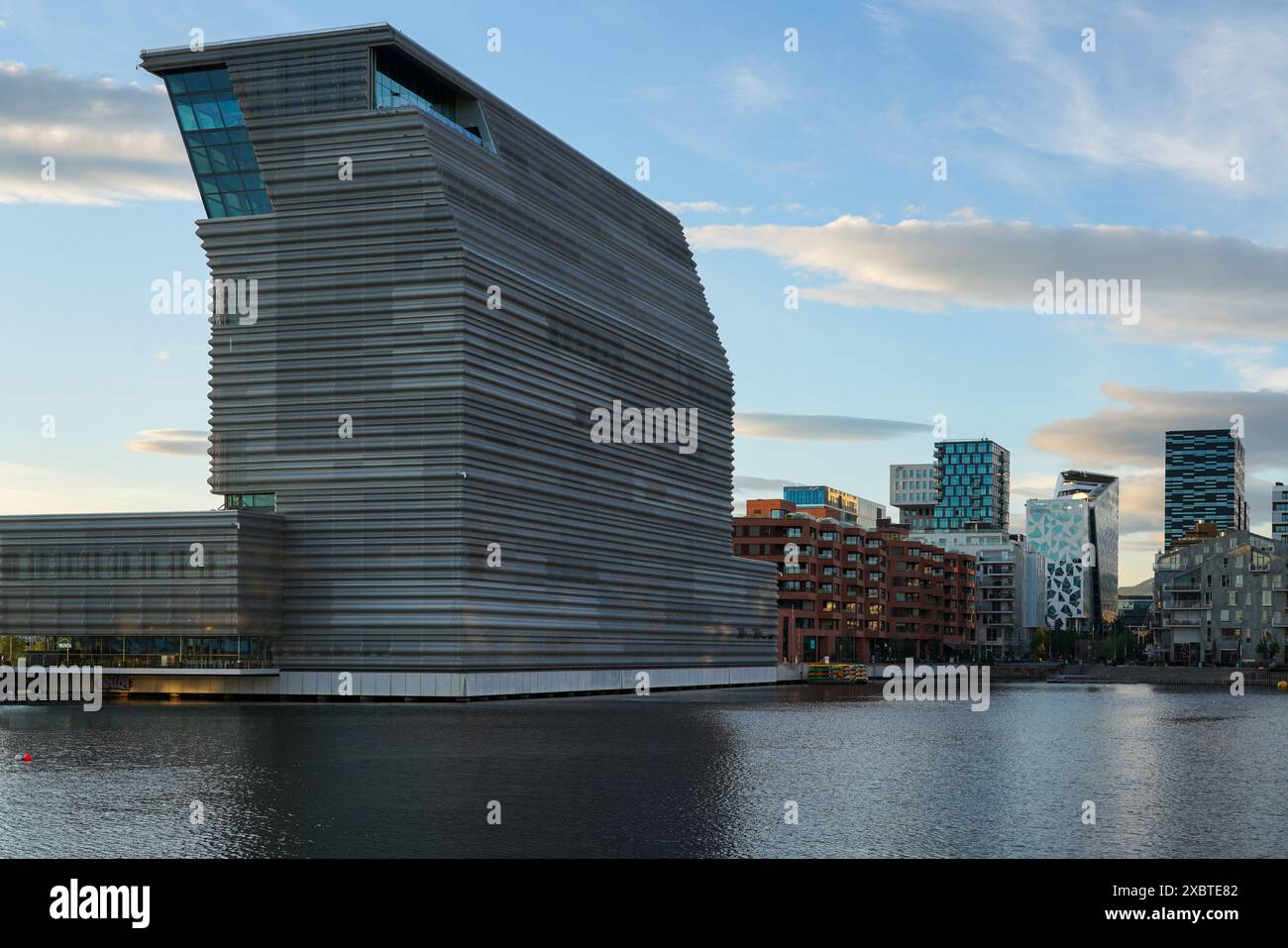 Musée Munch dans le quartier de Bjørvika sur le port, près de l'Opéra d'Oslo, un bâtiment de 13 étages avec une façade vitrée penchée sur la baie d'Oslo. Banque D'Images