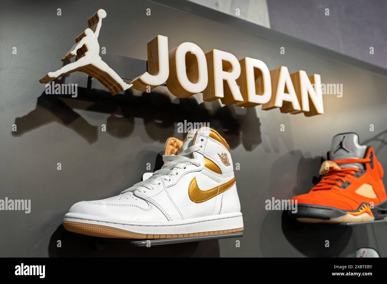Logo Nike Air Jordan et chaussures de basket ball affiches a l interieur d un magasin de chaussures de sport. Minsk Bielorussie 12 juin 2024 Photo Stock Alamy