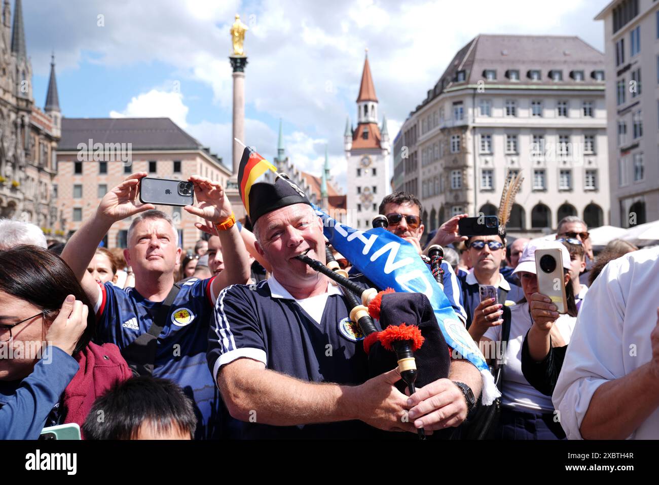 Cornemuses écossaises à Marienplatz, Munich. L'Écosse affrontera l'Allemagne demain dans l'ouverture de l'Euro 2024. Date de la photo : jeudi 13 juin 2024. Banque D'Images