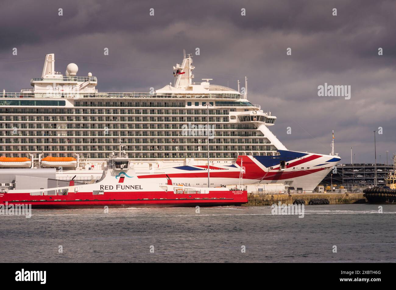 Le paquebot de croisière P&O Britannia et le ferry Red Funnel Red Kestrel à Southampton Docks Banque D'Images