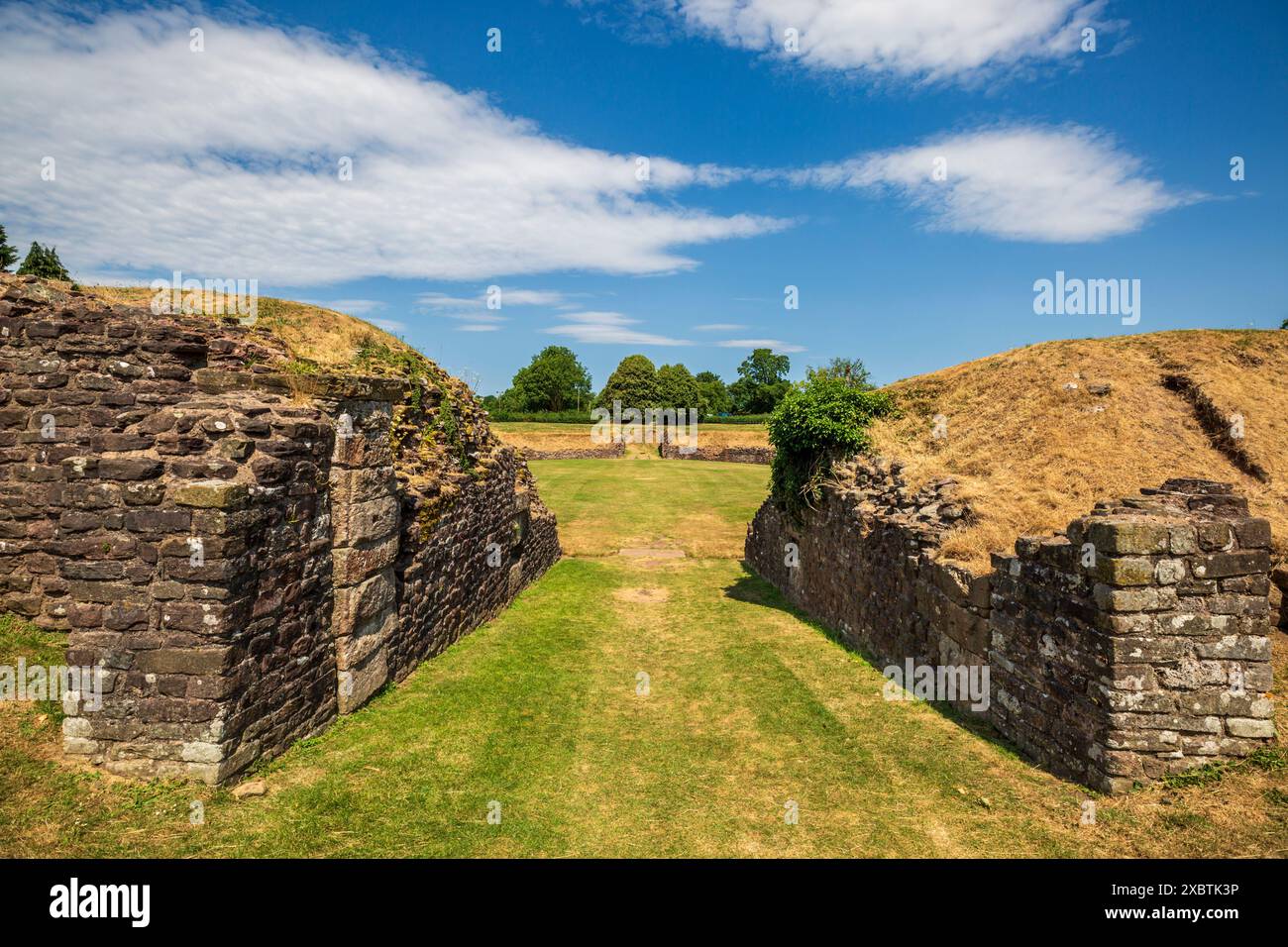L'entrée sud-est de l'amphithéâtre romain de Caerleon, pays de Galles Banque D'Images