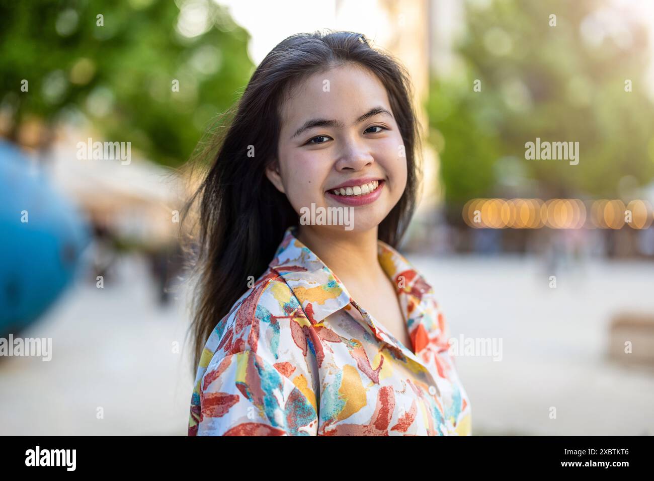 Jeune femme souriante sur la rue de la ville Banque D'Images