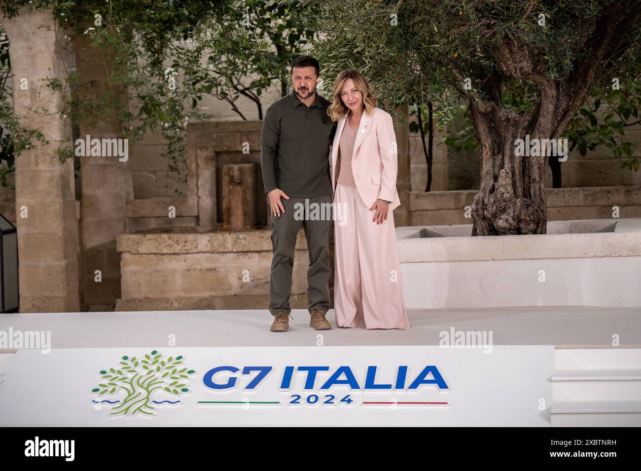 Bari, Italie. 13 juin 2024. Volodymyr Zelensky, président de l'Ukraine, est accueilli au sommet du G7 par Giorgia Meloni, premier ministre italien. Crédit : Michael Kappeler/dpa/Alamy Live News Banque D'Images