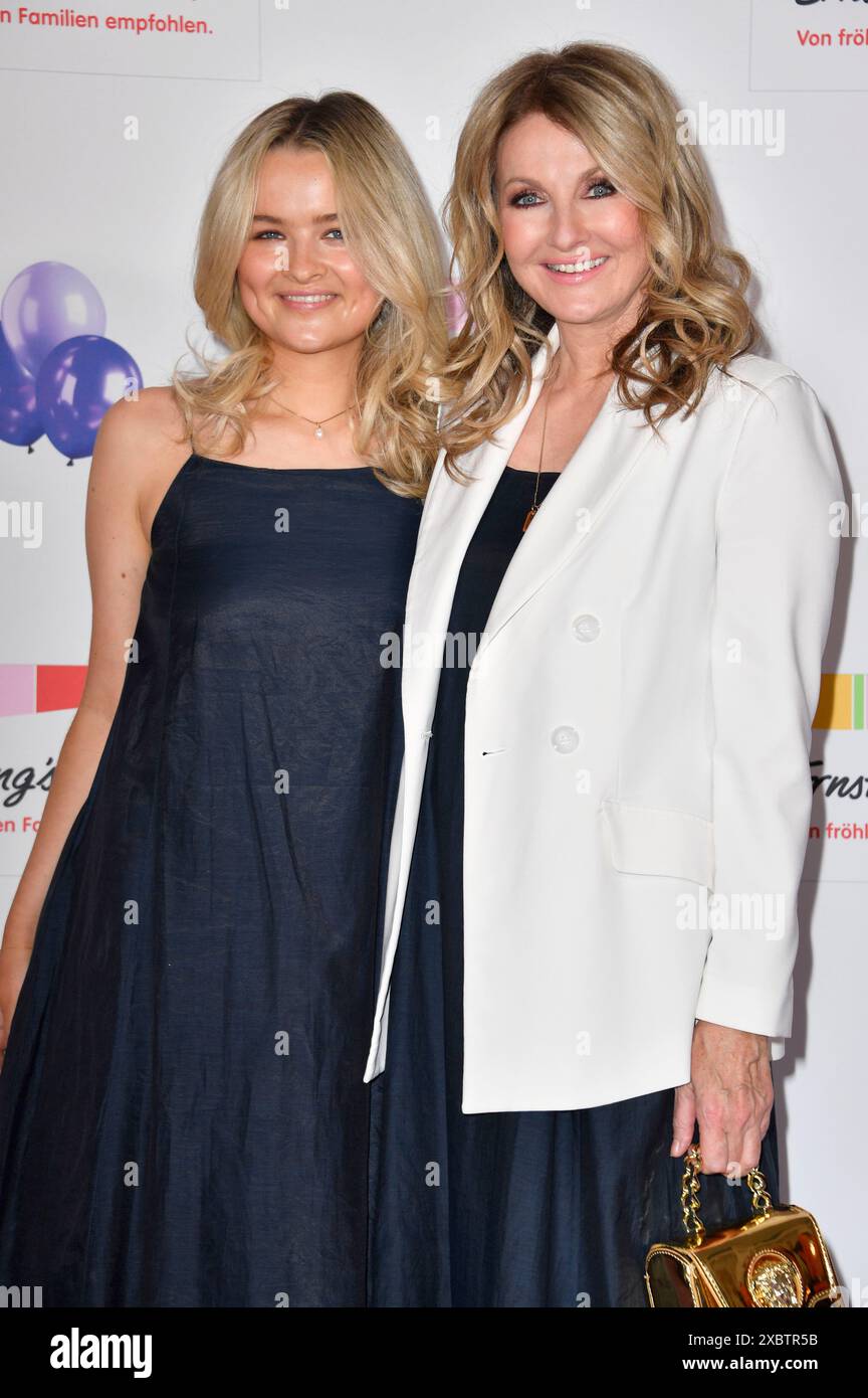 Frauke Ludowig mit Tochter Nele Ludowig Roeffen BEI der Ernsting's Family Fashion Show 2024 im Hotel Atlantic. Hambourg, 11.06.2024 Banque D'Images