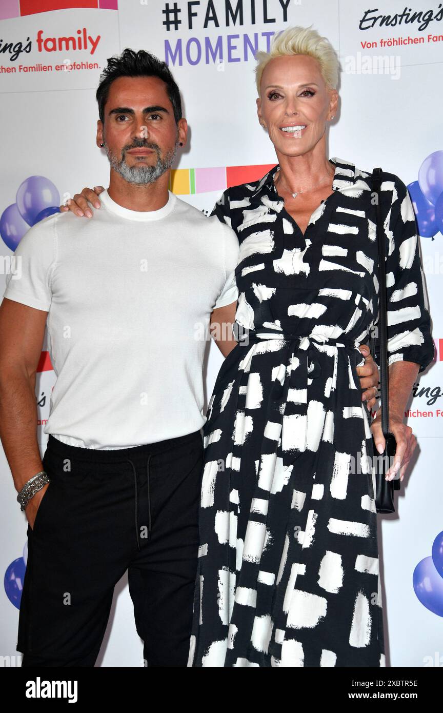 Brigitte Nielsen mit Ehemann Mattia Dessi BEI der Ernsting's Family Fashion Show 2024 im Hotel Atlantic. Hambourg, 11.06.2024 Banque D'Images