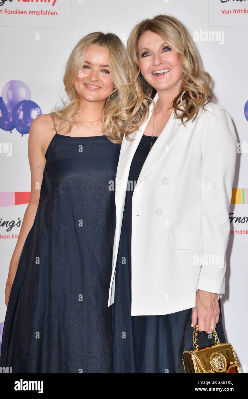 Frauke Ludowig mit Tochter Nele Ludowig Roeffen BEI der Ernsting's Family Fashion Show 2024 im Hotel Atlantic. Hambourg, 11.06.2024 Banque D'Images