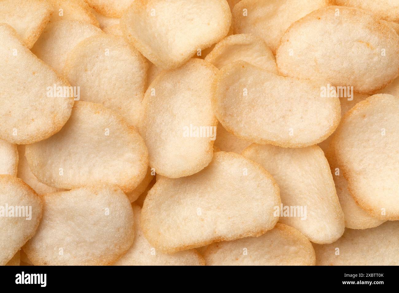 Crevettes indonésiennes fraîches cuites krupuk close up plein cadre comme arrière-plan Banque D'Images