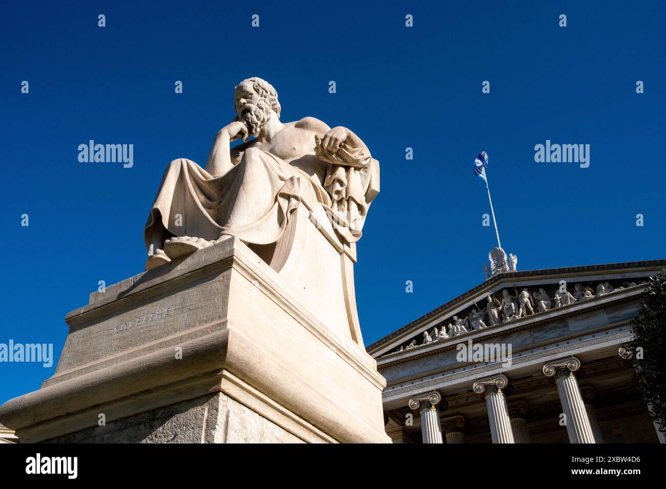 Statue du philosophe grec ancien Socrate à l'Académie des Sciences, des Humanités et des Beaux-Arts d'Athènes, dans le cadre de la trilogie néoclassique d'Aus Banque D'Images