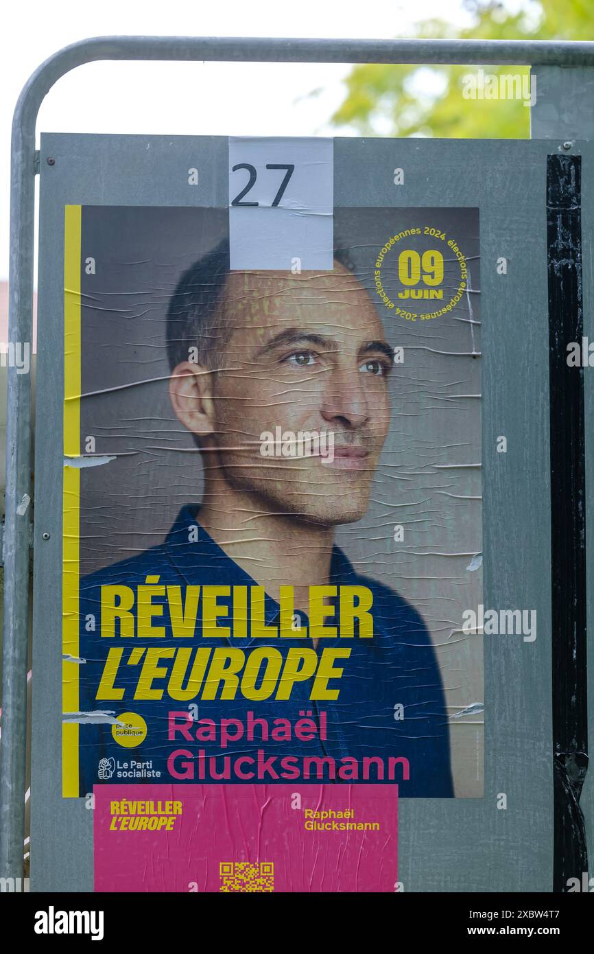Paris, France - 4 juin 2024 : Portrait de Raphael Glucksmann, candidat sur une affiche de campagne à Paris Banque D'Images