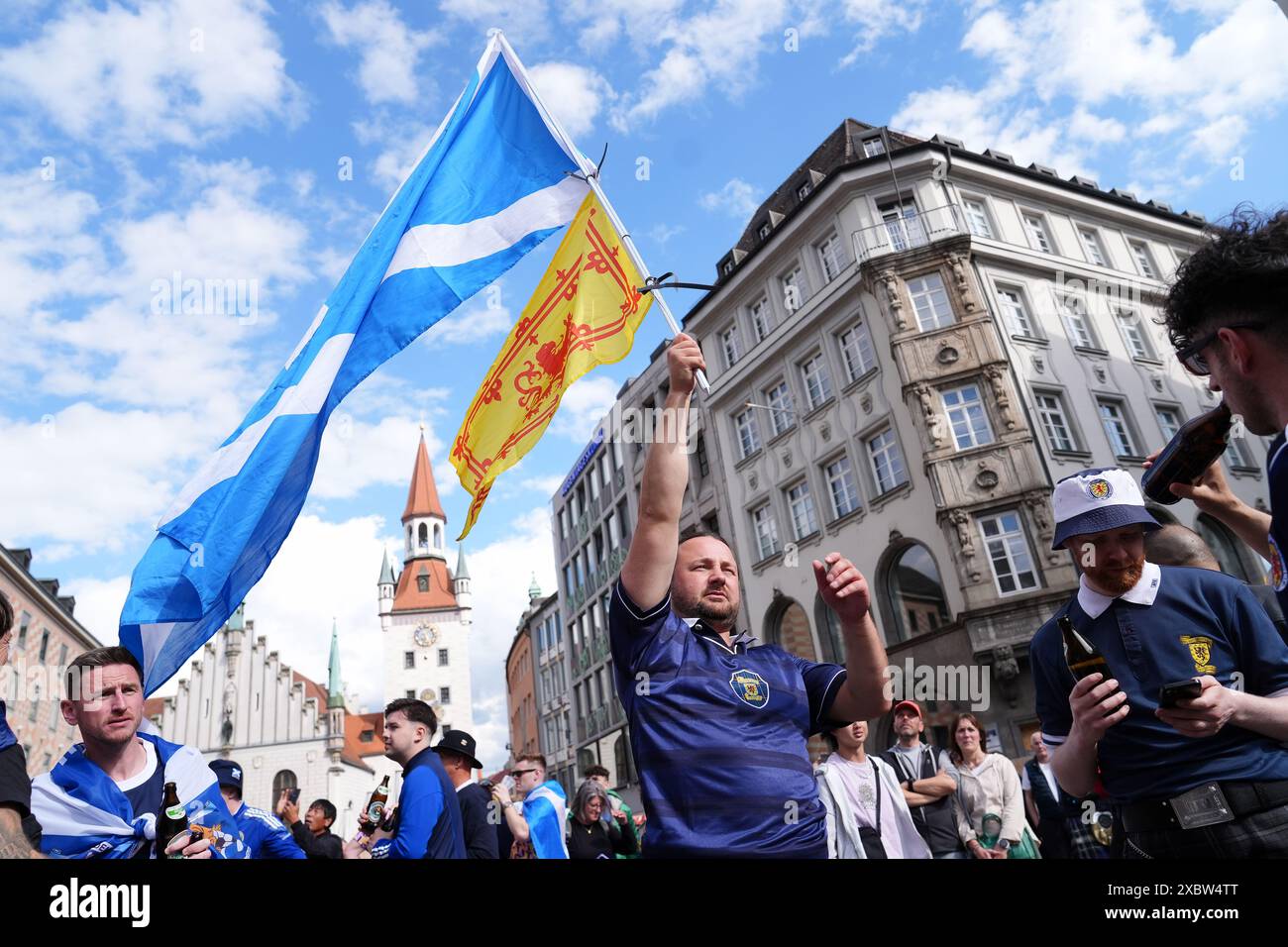 Les fans écossais brandissent le drapeau écossais à Marienplatz, Munich. L'Écosse affrontera l'Allemagne demain dans l'ouverture de l'Euro 2024. Date de la photo : jeudi 13 juin 2024. Banque D'Images