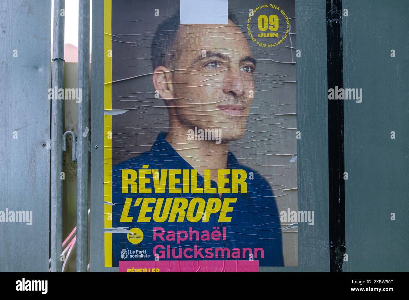 Paris, France - 4 juin 2024 : Portrait de Raphael Glucksmann, candidat sur une affiche de campagne à Paris Banque D'Images