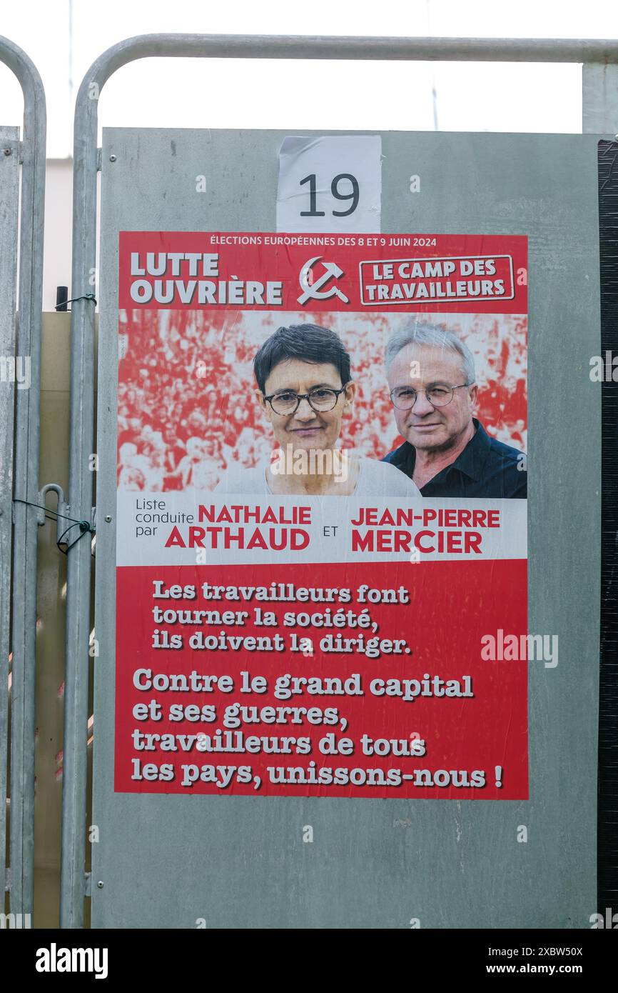 Paris, France - 4 juin 2024 : Portrait de Nathalie Arthaud et Jean Pierre Mercier, candidats du parti communiste sur une affiche de campagne à Paris Banque D'Images