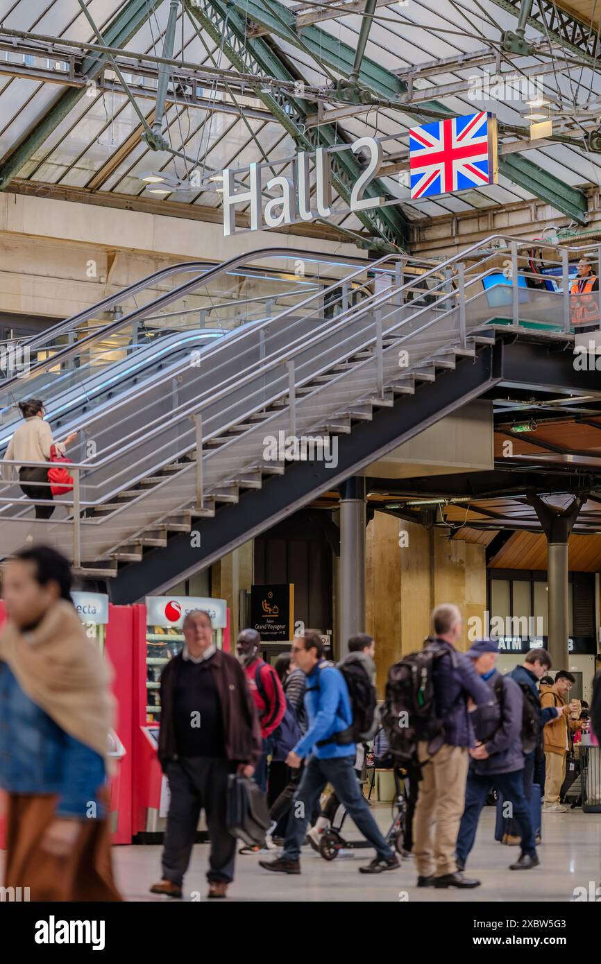 Paris, France - 17 mai 2024 : vue d'un escalier et de marches électriques menant à l'Eurostar embarquant Hall 2 pour Londres, Gare de Lyon à Paris Banque D'Images