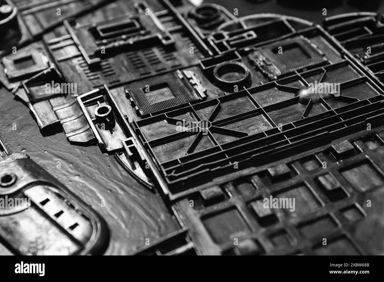 Fond de panneau industriel noir abstrait, motif de détails en relief sombres brillants Banque D'Images