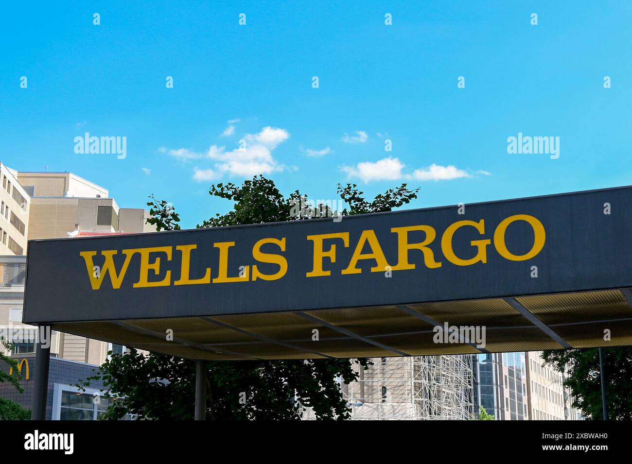 Washington DC, États-Unis - 2 mai 2024 : panneau au-dessus de l'entrée d'une succursale de la banque Wells Fargo dans le centre-ville de Washington DC Banque D'Images