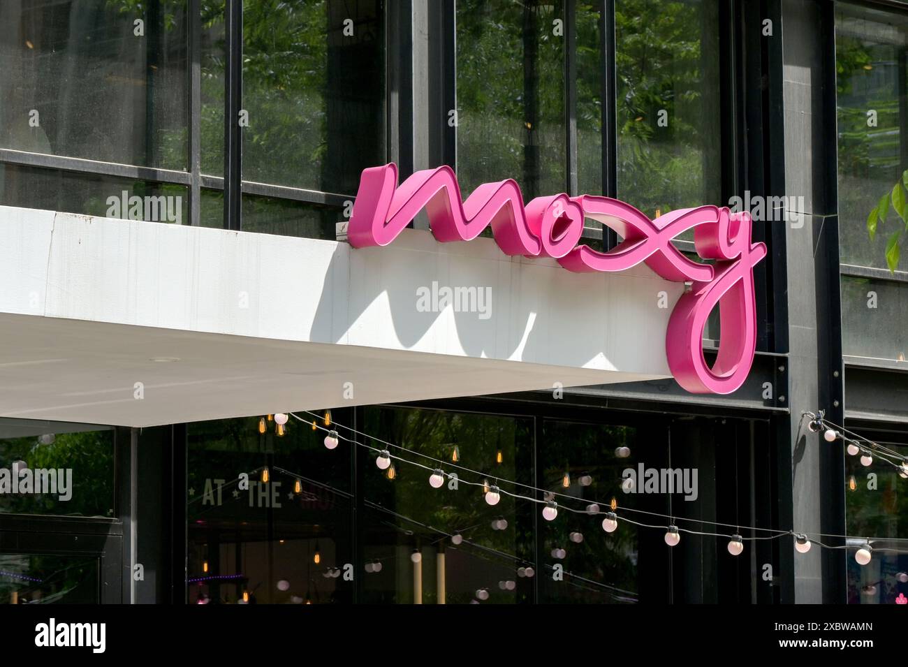 Washington DC, États-Unis - 3 mai 2024 : panneau au-dessus de l'entrée de l'hôtel Marriott Moxy dans le centre-ville de Washington DC Banque D'Images Washington DC, États-Unis - 3 mai 2024 : panneau au-dessus de l'entrée de l'hôtel Marriott Moxy dans le centre-ville de Washington DC Banque D'Images