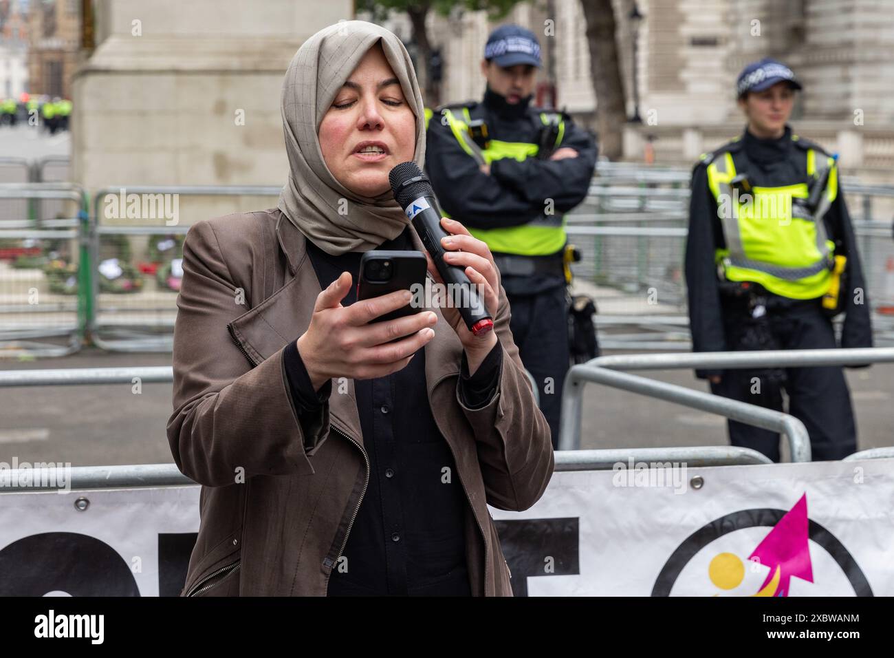 Londres, Royaume-Uni. 1er juin 2024. Raghad Altikriti, président de l'Association musulmane de Grande-Bretagne, s'adresse à une contre-manifestation à Whitehall appelée par Stand Up to Racism pour s'opposer à une manifestation sur la place voisine du Parlement par l'ancien dirigeant de la Ligue de défense anglaise Tommy Robinson. Crédit : Mark Kerrison/Alamy Live News Banque D'Images Londres, Royaume-Uni. 1er juin 2024. Raghad Altikriti, président de l'Association musulmane de Grande-Bretagne, s'adresse à une contre-manifestation à Whitehall appelée par Stand Up to Racism pour s'opposer à une manifestation sur la place voisine du Parlement par l'ancien dirigeant de la Ligue de défense anglaise Tommy Robinson. Crédit : Mark Kerrison/Alamy Live News Banque D'Images