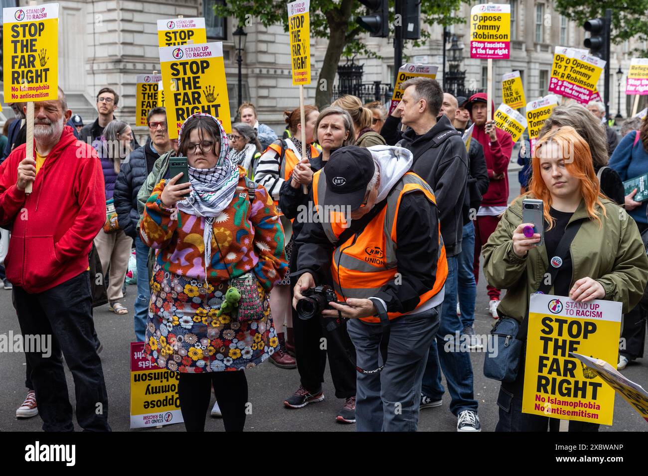 Londres, Royaume-Uni. 1er juin 2024. Des antiracistes assistent à une contre-manifestation à Whitehall appelée par Stand Up to Racism pour s'opposer à une manifestation de Tommy Robinson, l'ancien chef de la Ligue anglaise de défense, sur la place du Parlement. Crédit : Mark Kerrison/Alamy Live News Banque D'Images Londres, Royaume-Uni. 1er juin 2024. Des antiracistes assistent à une contre-manifestation à Whitehall appelée par Stand Up to Racism pour s'opposer à une manifestation de Tommy Robinson, l'ancien chef de la Ligue anglaise de défense, sur la place du Parlement. Crédit : Mark Kerrison/Alamy Live News Banque D'Images