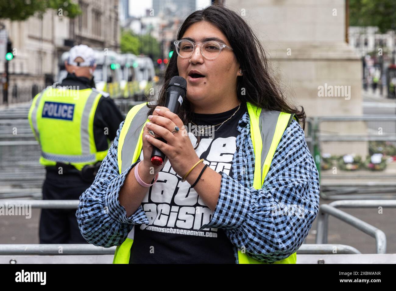 Londres, Royaume-Uni. 1er juin 2024. Un orateur de Stand Up to Racism s'adresse à une contre-manifestation à Whitehall appelée à s'opposer à une manifestation sur la place du Parlement voisine par l'ancien dirigeant de la Ligue de défense anglaise Tommy Robinson. Crédit : Mark Kerrison/Alamy Live News Banque D'Images Londres, Royaume-Uni. 1er juin 2024. Un orateur de Stand Up to Racism s'adresse à une contre-manifestation à Whitehall appelée à s'opposer à une manifestation sur la place du Parlement voisine par l'ancien dirigeant de la Ligue de défense anglaise Tommy Robinson. Crédit : Mark Kerrison/Alamy Live News Banque D'Images