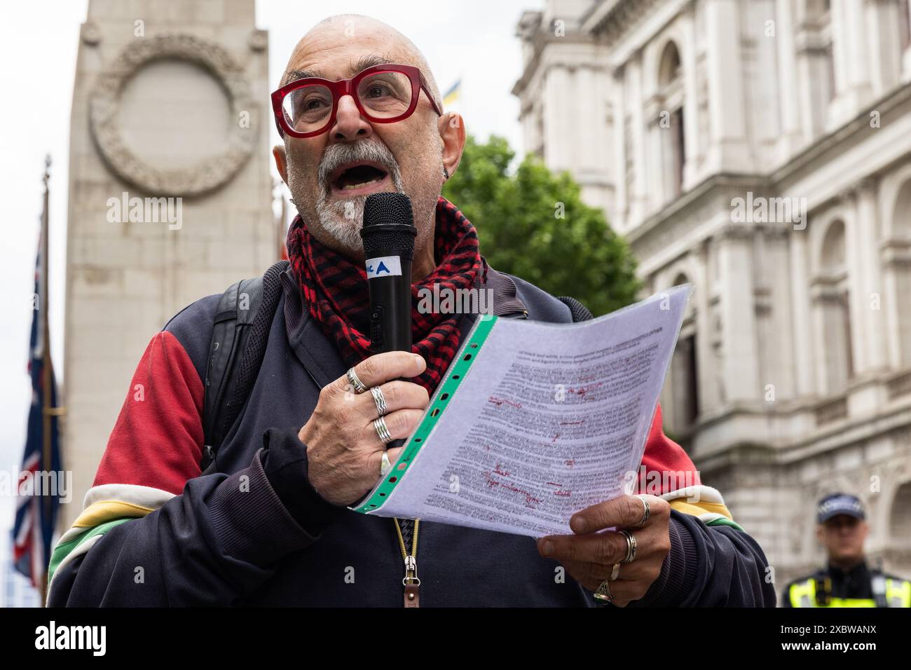 Londres, Royaume-Uni. 1er juin 2024. David Rosenberg du Groupe des socialistes juifs s'adresse à une contre-manifestation à Whitehall appelée à s'opposer à une manifestation sur la place du Parlement voisine par l'ancien dirigeant de la Ligue de défense anglaise Tommy Robinson. Crédit : Mark Kerrison/Alamy Live News Banque D'Images Londres, Royaume-Uni. 1er juin 2024. David Rosenberg du Groupe des socialistes juifs s'adresse à une contre-manifestation à Whitehall appelée à s'opposer à une manifestation sur la place du Parlement voisine par l'ancien dirigeant de la Ligue de défense anglaise Tommy Robinson. Crédit : Mark Kerrison/Alamy Live News Banque D'Images