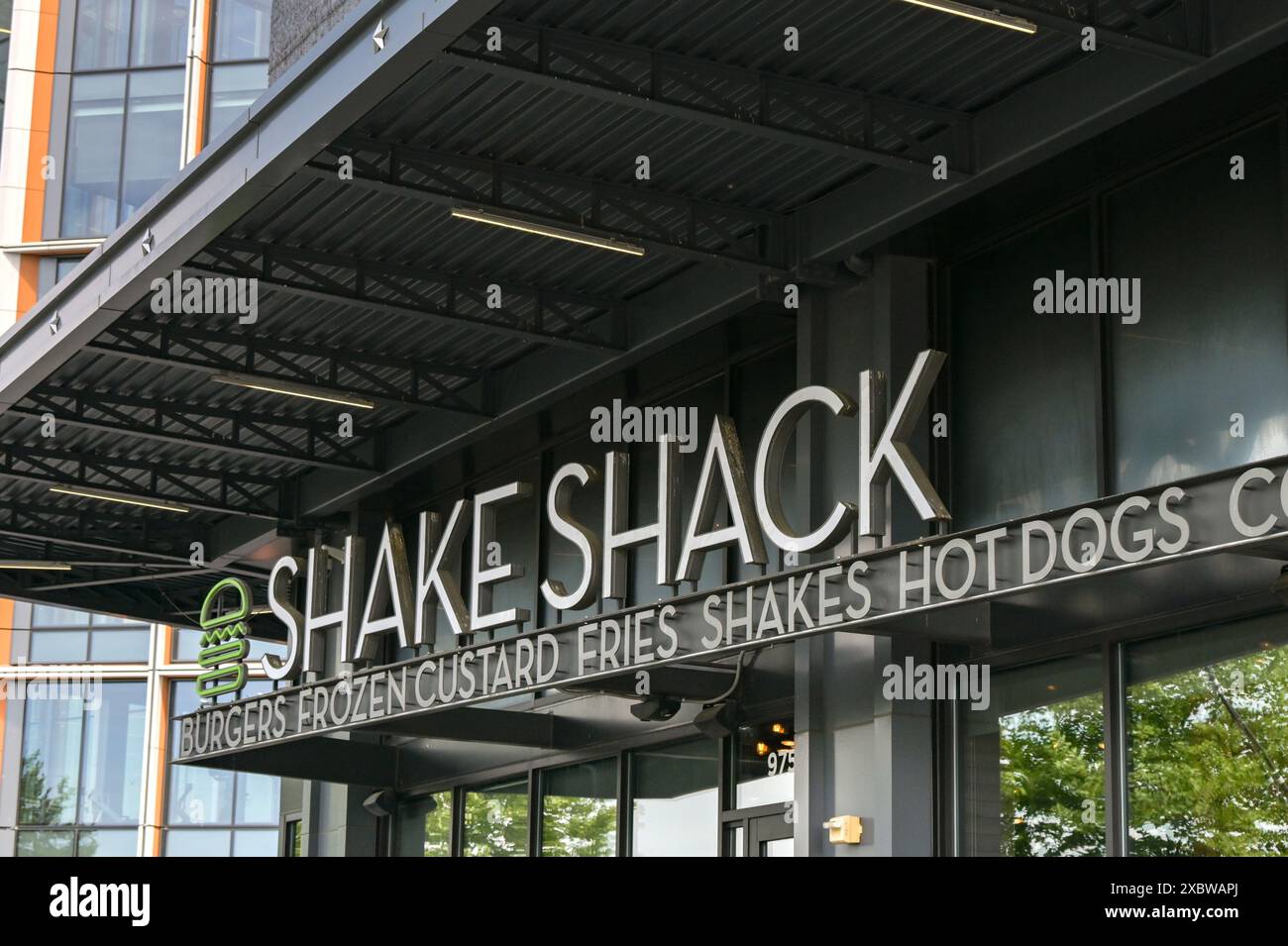 Washington DC, États-Unis - 30 avril 2024 : panneau au-dessus de l'entrée d'une succursale de la chaîne de restaurants de hamburgers Shake Shack. Banque D'Images