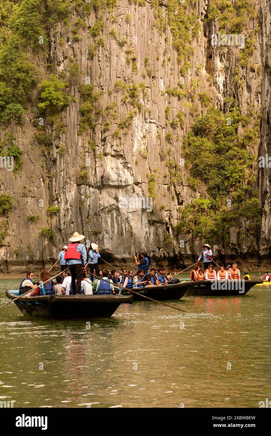 Superbe aire de jeux pour la navigation de plaisance et le kayak de la grotte de Hang Luon, baie de Hạ long, baie d'Halong, Vịnh Hạ long, Nord Vietnam. Séduisant, étonnant, époustouflant Banque D'Images