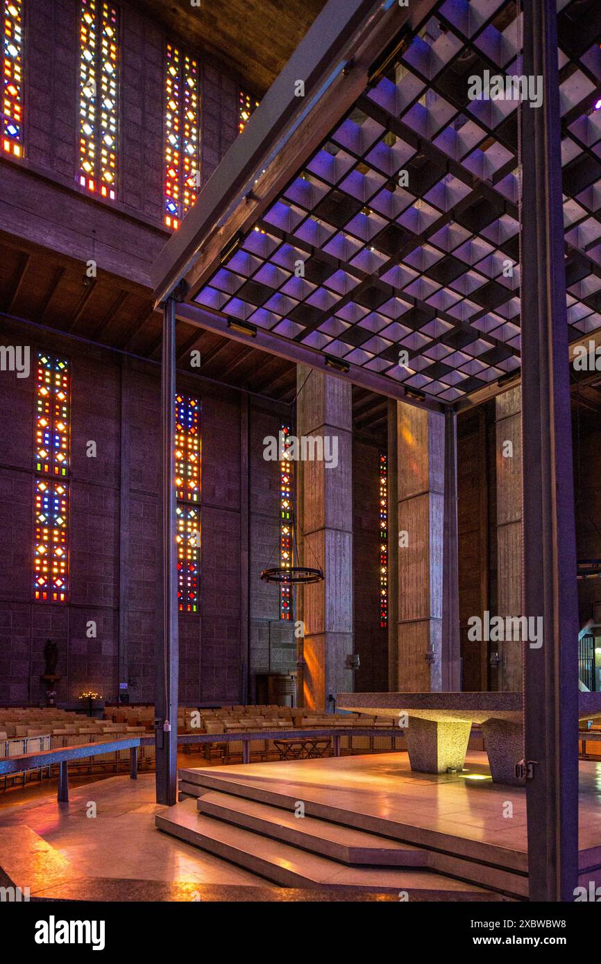 Intérieur de l’église Joseph au Havre, présentant le design moderniste d’Auguste Perret avec des vitraux vibrants. Banque D'Images